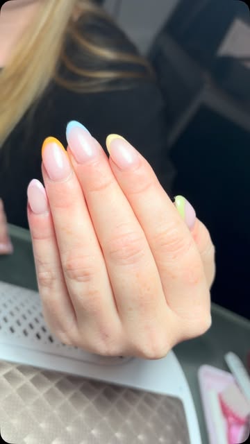 Colorful French: nude nagels met tips in oranje, blauw, geel en groen