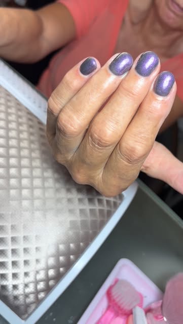 Korte ronde nagels in paarse chroom