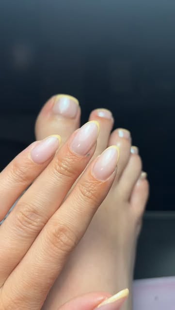 Zachte nude amandelnagels met een dunne pastel French, handen en voeten