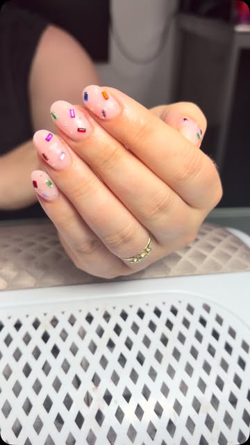 Nude nagels met gekleurde steentjes